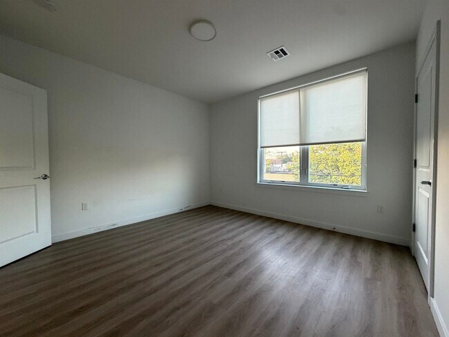 Building Photo - 306 Bergen Ave