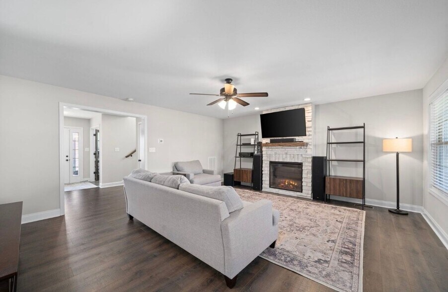 Building Photo - 718 Banister Dr