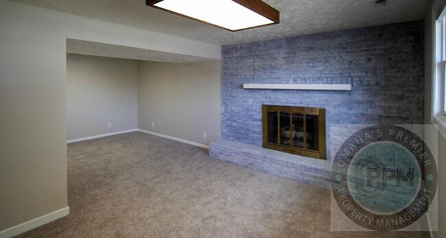Building Photo - Millard 3 bed 3 bath with Park Access!