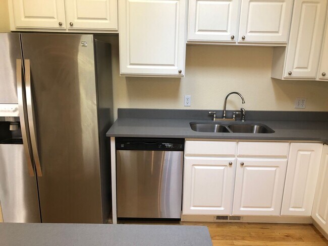 Building Photo - Bright and Open 3 Bed 3 Bath Townhome in G...