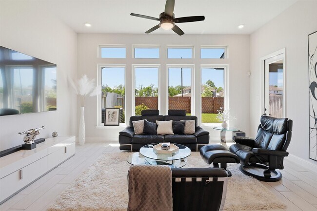 Building Photo - 10126 Water Harbor Dr