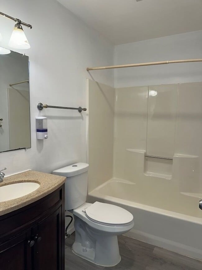 Building Photo - 2109 Highland Ct