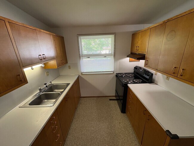 Building Photo - Charming Home, new carpet, laundry, backyard