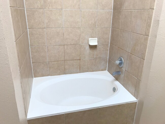 Building Photo - West El Paso 3 bed refrig A/C Home with Bo...