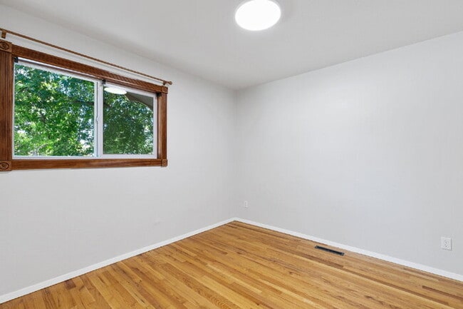 Building Photo - Central Location | 15 Min to Peterson, 20 ...