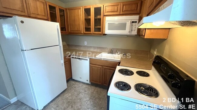 Building Photo - Upper-Level 2 BD | 1 BA Home - FoPo