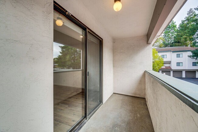 Building Photo - Recently upgraded Condo in a highly desirable location in Sunnyvale.