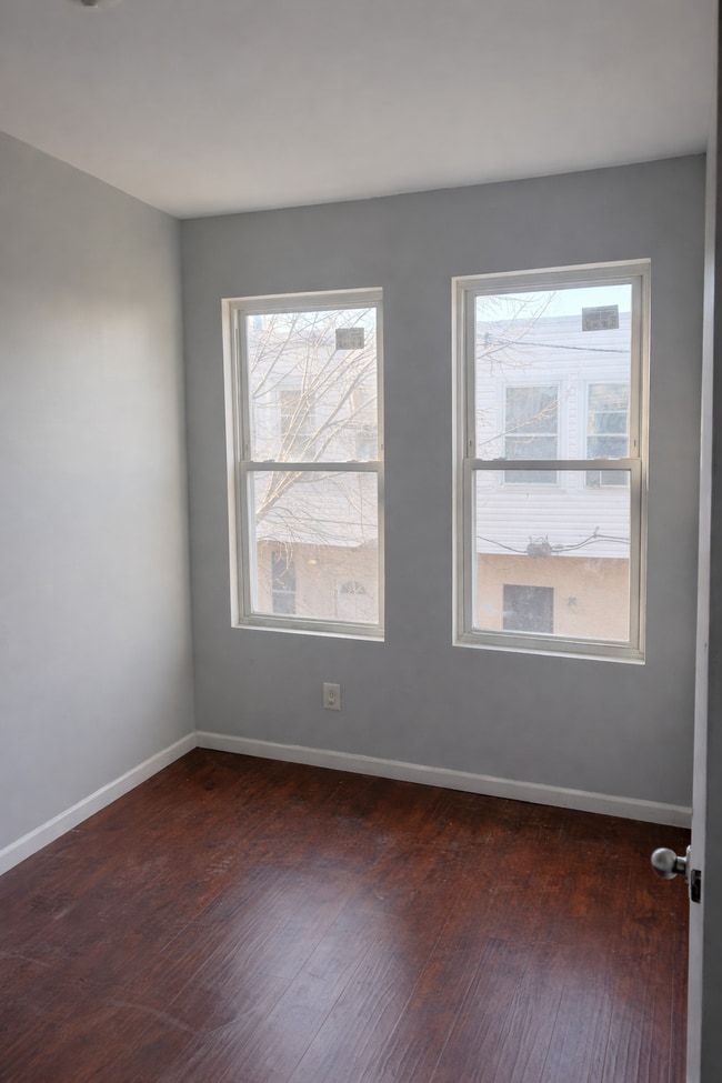 Building Photo - 2132 N 32nd St