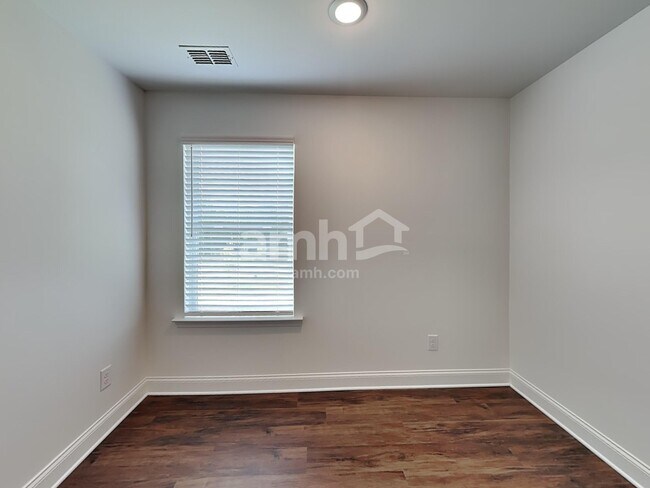 Building Photo - 194 Spruce Cir