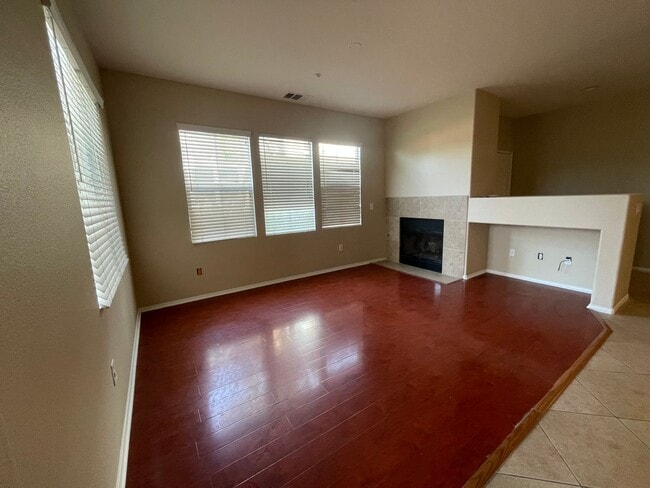 Building Photo - Three Bedroom Two Bathroom Condo in Lake E...