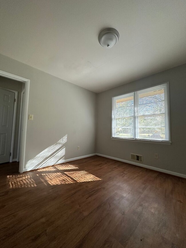 Building Photo - 2 Bedroom, 1 bathroom on the East-Side. Mo...