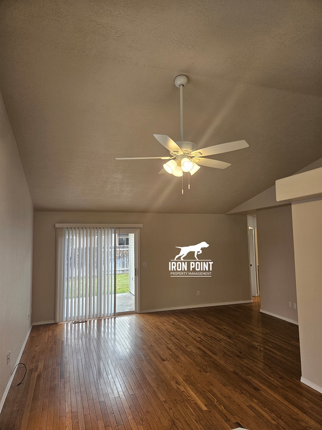 Building Photo - Candlestick Park Sub-3bed/2bath w/2 car ga...
