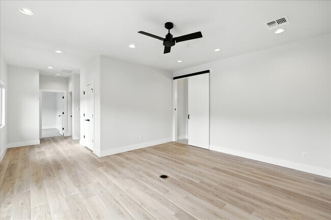 Building Photo - 512 Cowal Dr S
