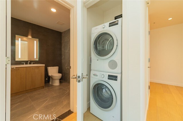 Building Photo - 400 S Broadway