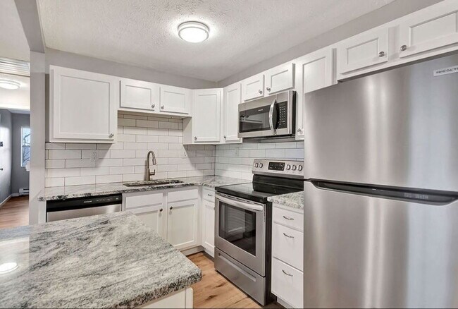 Building Photo - 5617 Happy Hollow Rd