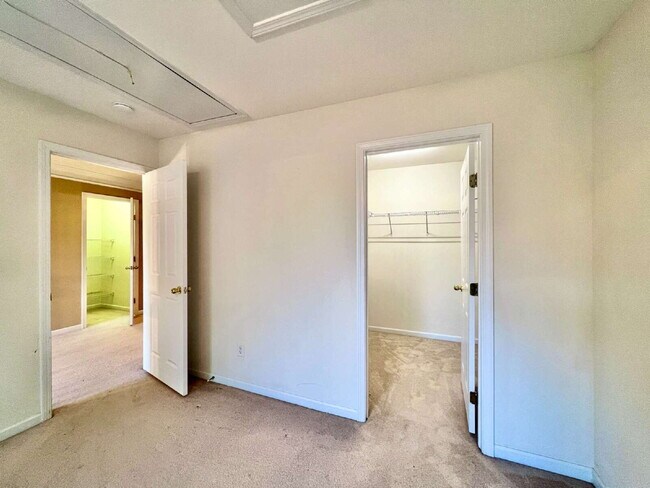 Building Photo - EXCELLENT LOCATION!