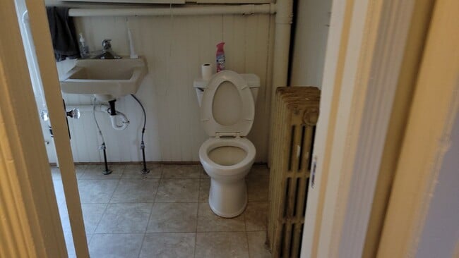 Building Photo - 2 bedroom 1 bath - available for June 1st ...