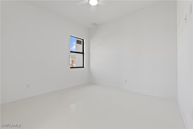 Building Photo - 3808 10th St SW
