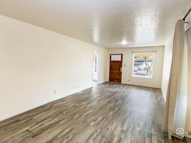 Interior Photo - 365 16th St SE