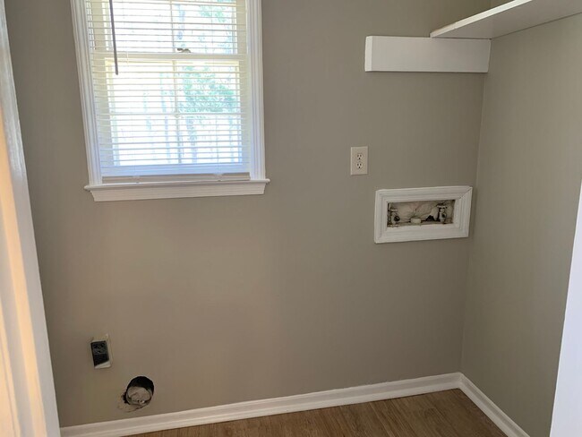 Building Photo - SW Large Brick Home, Updated Kitchen & Bathrooms, Wood Like Flooring, Fenced Yard!