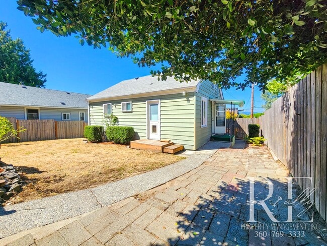 Building Photo - Classic Charmer with Water Views in the Heart of Manette