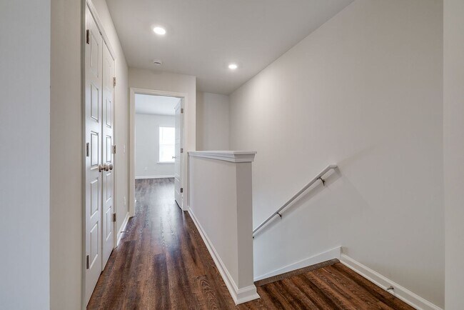 Building Photo - 3 Bed 2.5 Bath Townhome in Lakeshore — Built in 2023!
