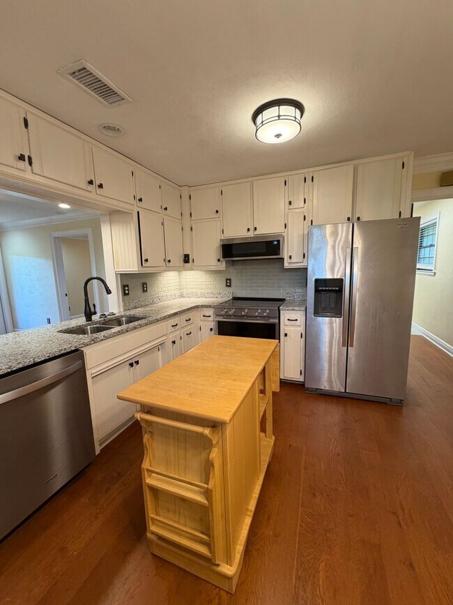 Building Photo - 8509 Little Scenic Ln