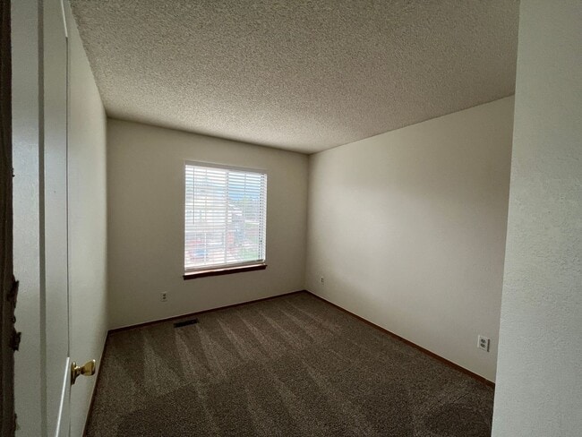 Building Photo - Don't miss the opportunity to call this in...