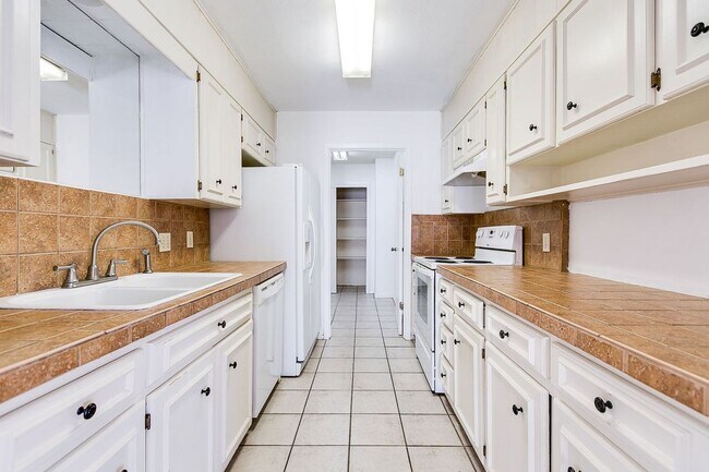 Building Photo - PAY NO SECURITY DEPOSIT! Beautiful Spaciou...