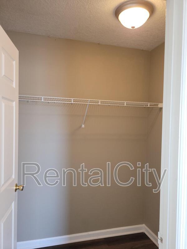 Building Photo - 2711 Hillside Dr