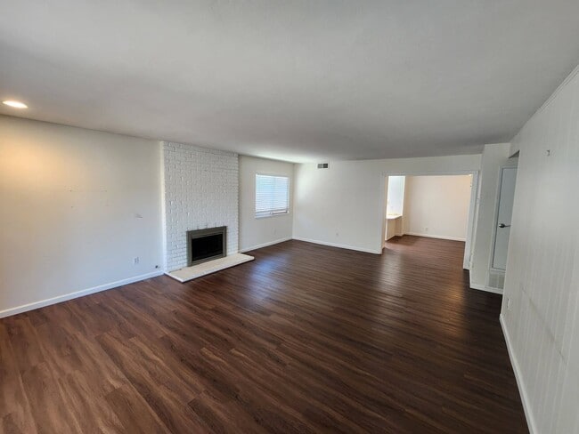 Building Photo - 4 Bedroom Single Story House in University City