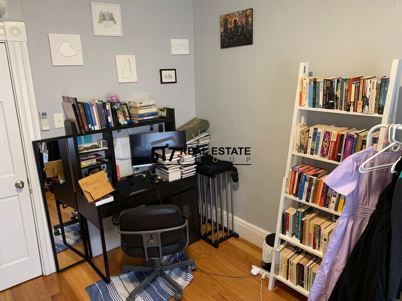 Building Photo - 14 Holmes St