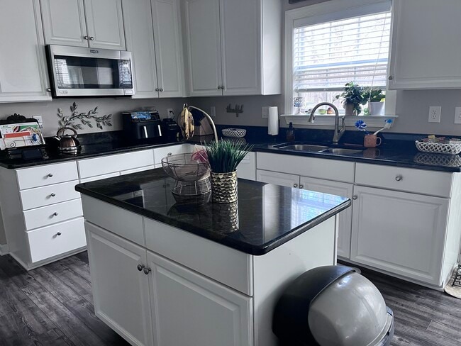 Building Photo - 4818 Oriole Dr