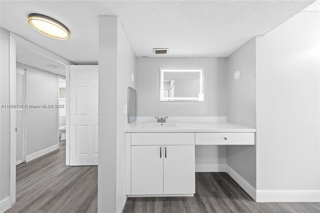 Building Photo - 3680 Inverrary Dr