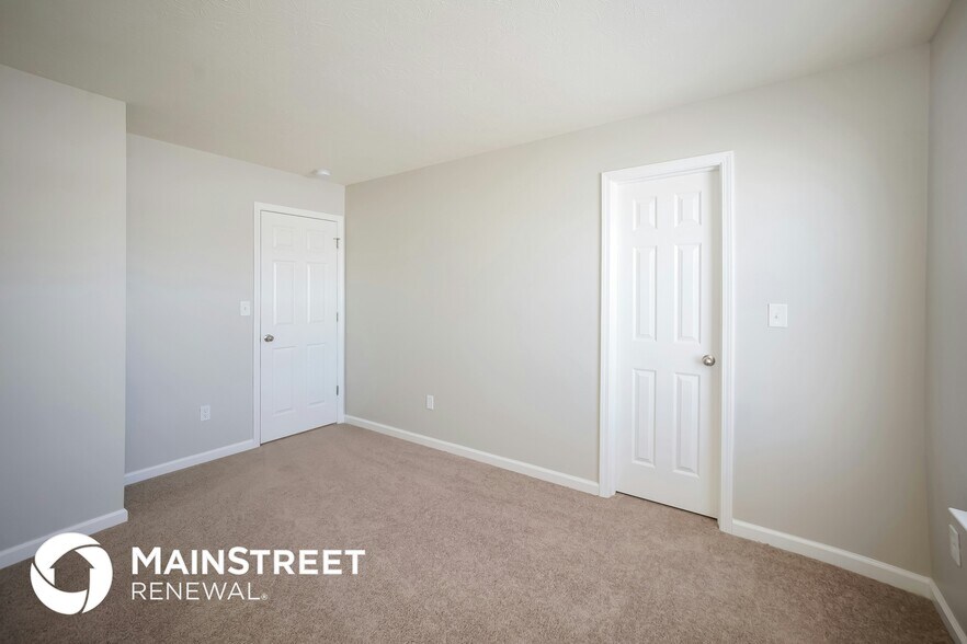 Building Photo - 890 Redwood Dr