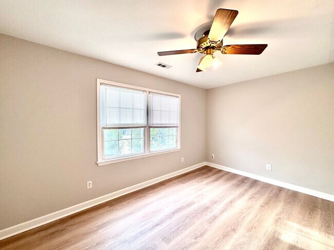 Building Photo - Spacious 5-bedroom home situated on a desirable corner lot!