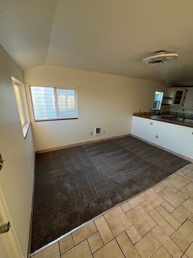 Building Photo - 1 Bed 1 Bath Available for Rent in Kent!