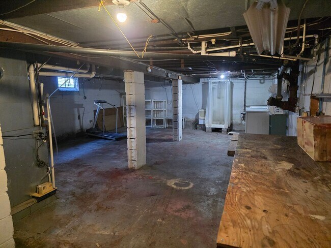Building Photo - 3-Bedroom, 1-Bathroom Home with Basement & Garage – $1,375/Month | Accepting Section 8