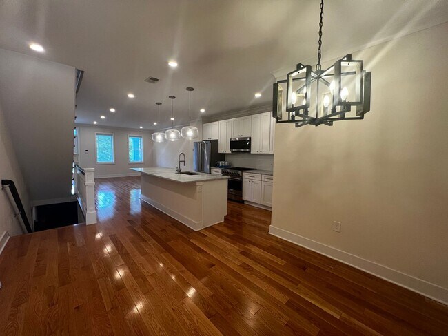 Building Photo - Lavish 5 BR/4 BA Townhome in Petworth!