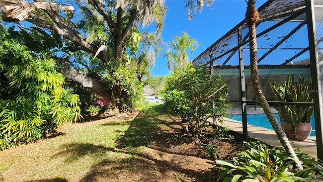 Building Photo - 3037 Crest Dr