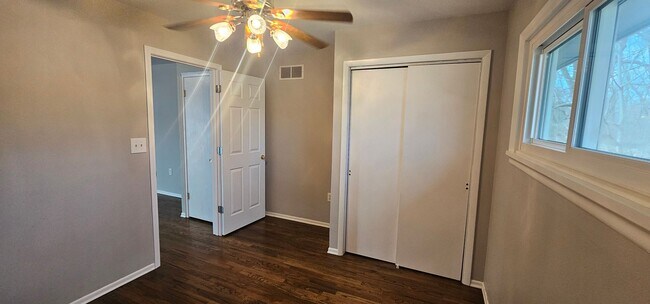 Building Photo - 2513 Hillcrest Dr