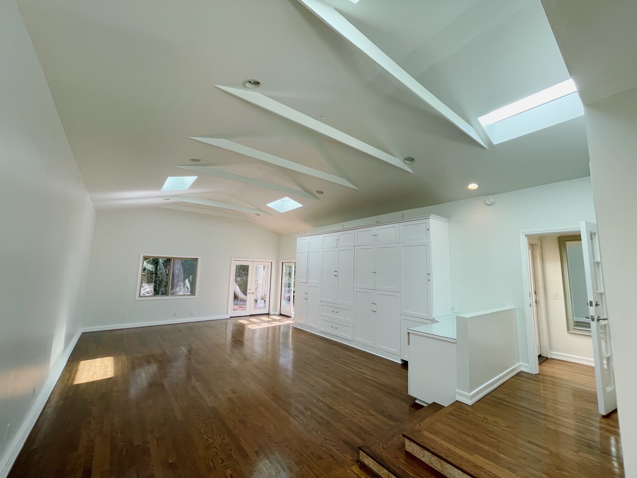 Building Photo - 728 Westbourne Dr