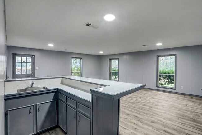 Building Photo - 10407 Fairview Dr