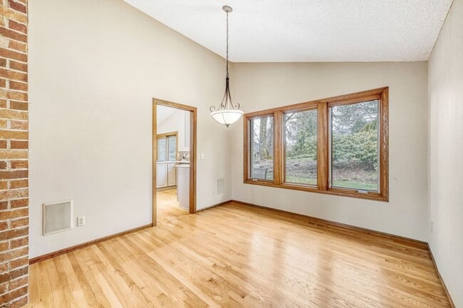 Building Photo - Single Family house on Meridian Valley Country Club.  Gated community