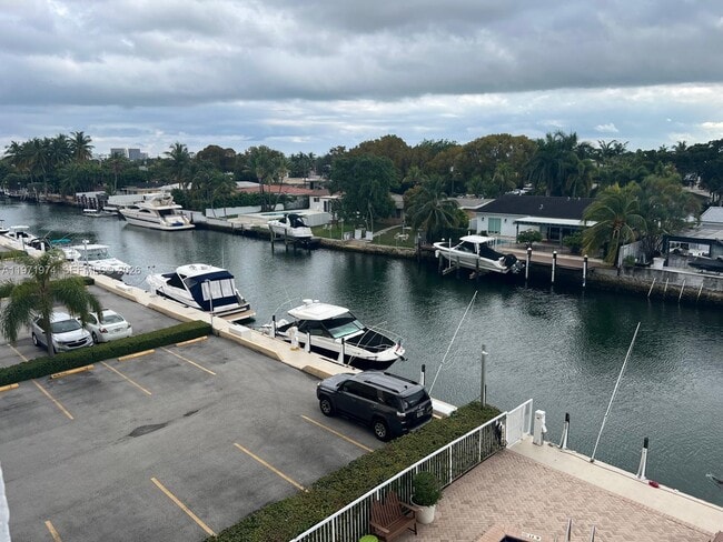 Building Photo - 2000 NE 135th St