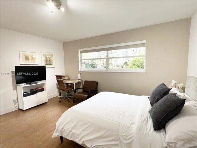 Building Photo - 247 Shore Dr S