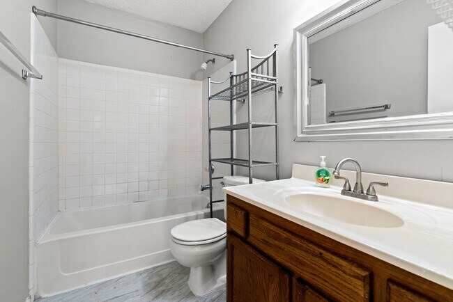 Building Photo - 7833 Foxwood Dr