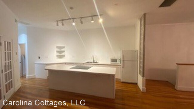 Building Photo - 2 br, 1.5 bath House - 225-B N. Main Street