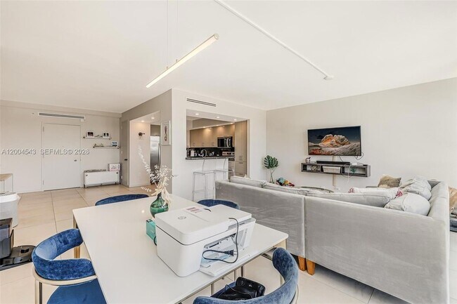 Building Photo - 5055 Collins Ave