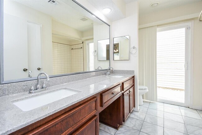 Building Photo - 11823 Zarroll Dr